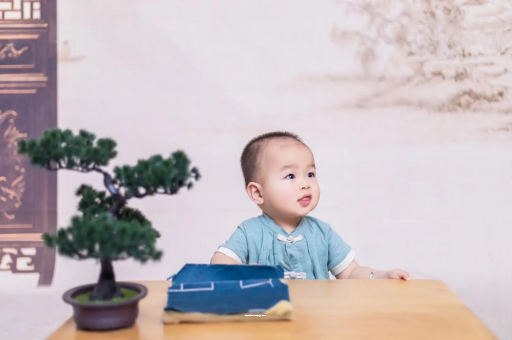灵宝怀孕肚子中间凹两边凸